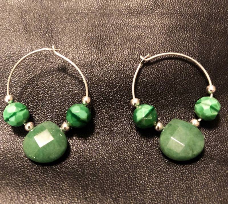 Grüne Jade Rose Cut Tropfen Silber Hoop Ohrringe - Pierced von Sheilalussier