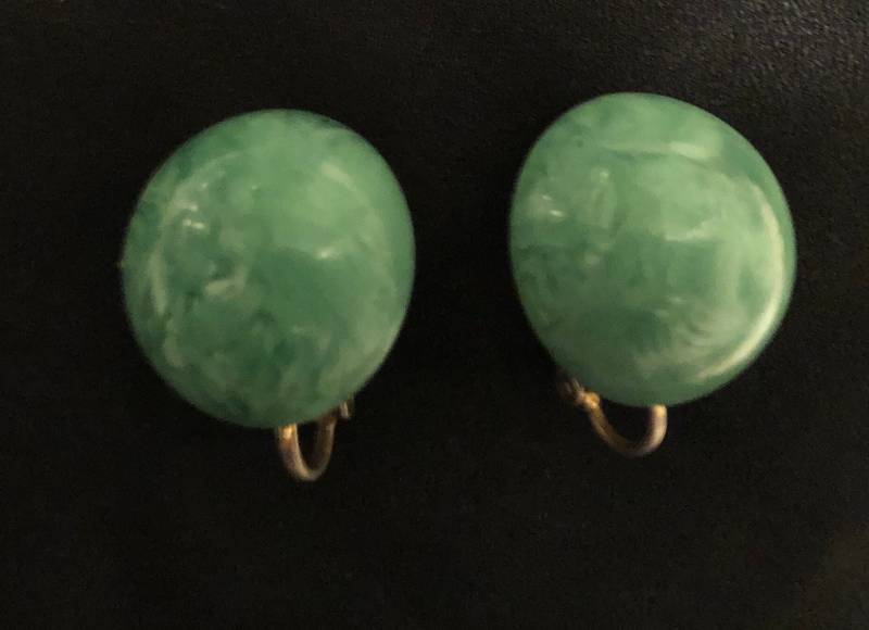 Grüne Swirl Vintage Clip-On Knopf Ohrringe - 1960Er Jahre von Sheilalussier