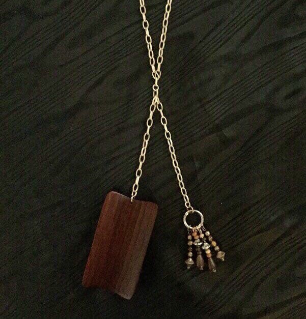Handgeschnitzter Teak Holz Anhänger Lariat Halskette Goldton Mit Tigerauge. Stapelbare Kette von Sheilalussier