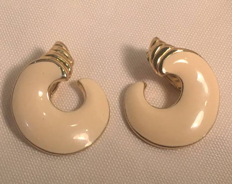 Krone Trifari Emaille Gold & Creme - Off Weiß - Beige Ohrclips 1980Er Jahre von Sheilalussier
