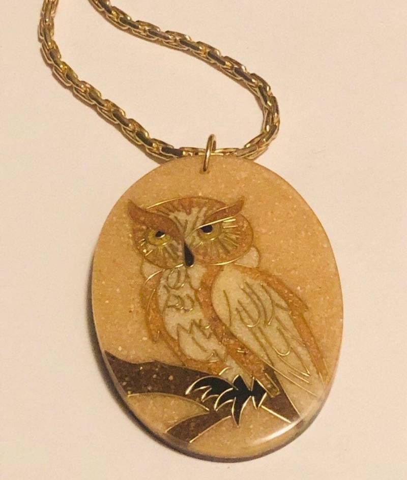 Ovaler Eulen Inlay Anhänger Lange Halskette Glänzend Gold Serpentin Kette 28" Vintage von Sheilalussier