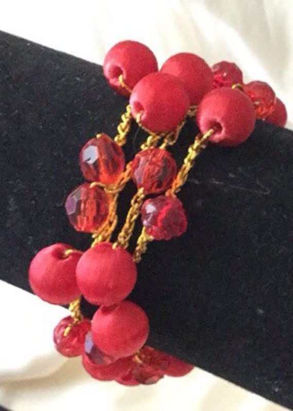 Rote Perlen Und Gold Häkeln Stretch-Armband von Sheilalussier