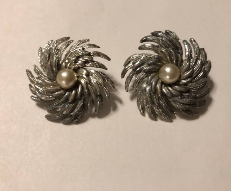 Sarah Coventry Large Silver Swirl Vintage Clip On Earrings-Vintage von Sheilalussier