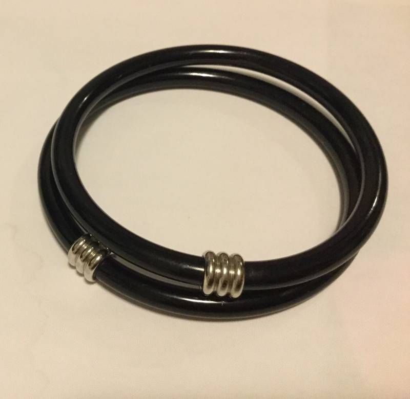 Schwarze Emaille Metall Armreif Armbänder Mit Einem Chrom Akzent Ein Satz Von Zwei Vintage 3 "Quer von Sheilalussier