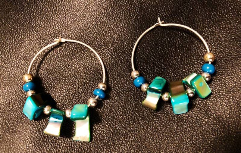 Silberne Ohrringe Türkis Perlmutt -Abalone, Durchbohrt von Sheilalussier