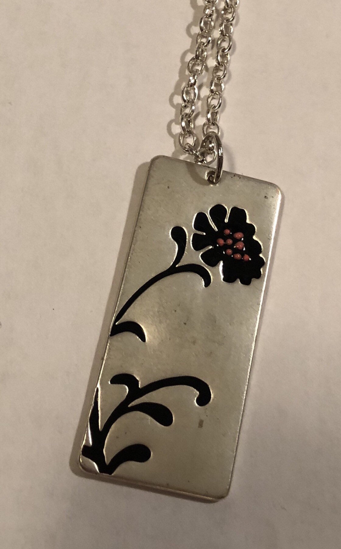 Versilberte Blumen Anhänger Halskette Schwarze Emaille Dog Tag, 30 "Kette von Sheilalussier