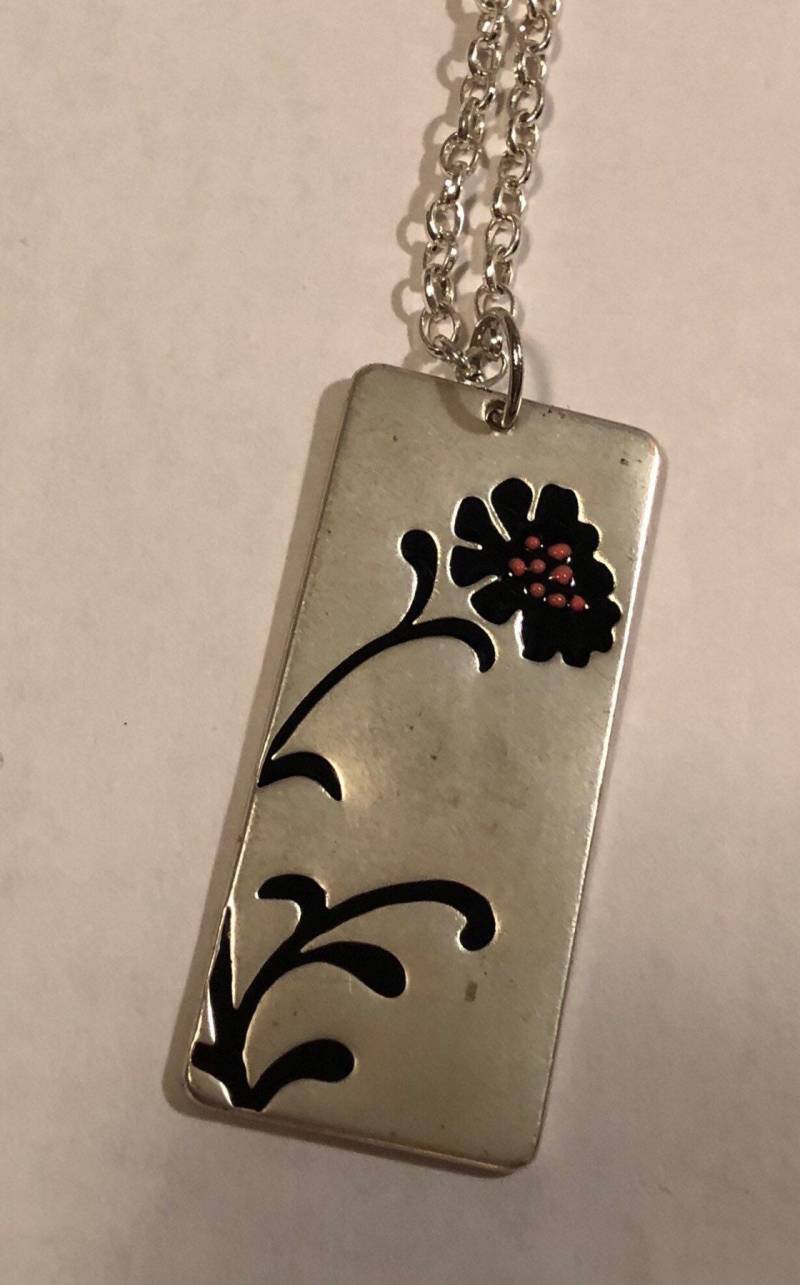 Versilberte Blumen Anhänger Halskette Schwarze Emaille Dog Tag, 30 "Kette von Sheilalussier