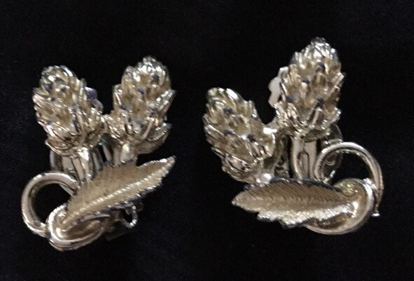 Vintage 1950Er Jahre Ohrclips Gold Ton Blatt Und Kiefer Design von Sheilalussier