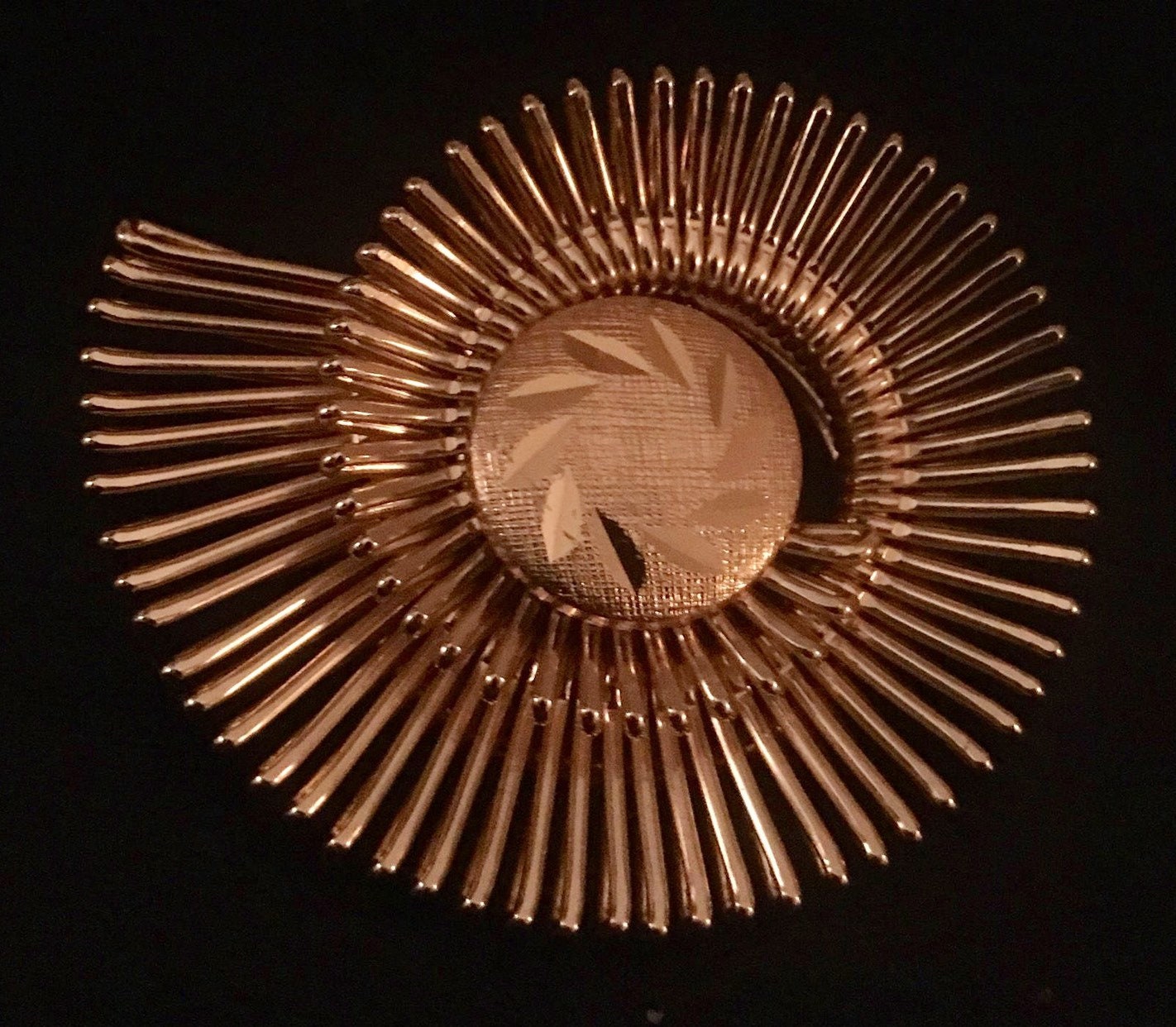 Vintage Abstrakt Rund Spirale Design Schal Clip Gold Ton von Sheilalussier