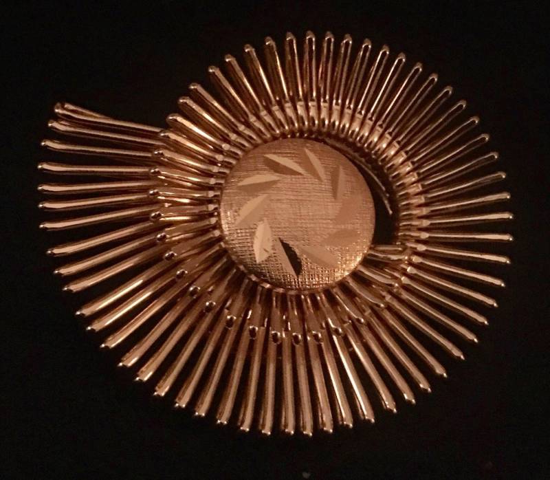 Vintage Abstrakt Rund Spirale Design Schal Clip Gold Ton von Sheilalussier