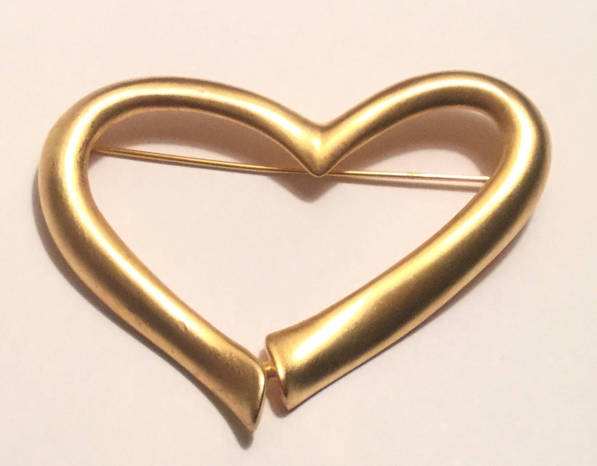 Vintage Gebürstete Gold Herz Brosche - Pin Abstrakt Modern von Sheilalussier