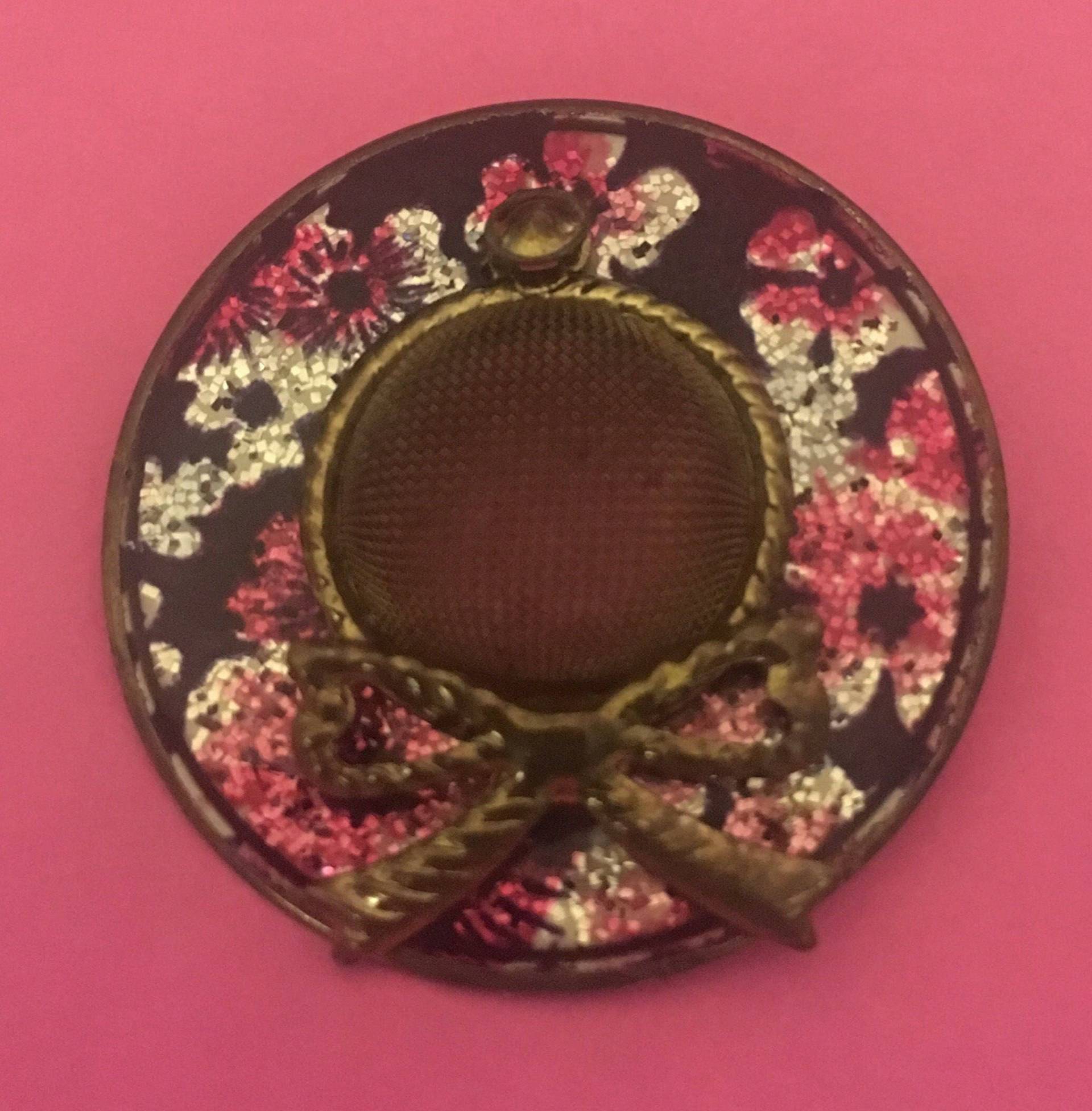 Vintage Emaille Sommer-Hut Brosche Rosa Glitzer Blüten & Schleife von Sheilalussier