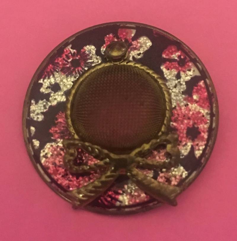 Vintage Emaille Sommer-Hut Brosche Rosa Glitzer Blüten & Schleife von Sheilalussier