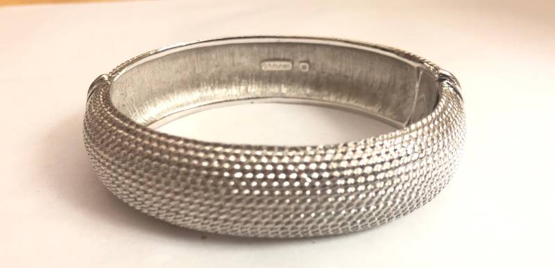Vintage Monet Silber Strukturiert Ovale Scharnier Armreif von Sheilalussier