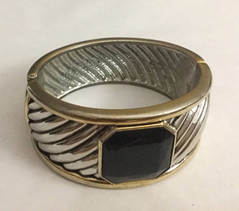 Zwei Getönte Breite Vintage Silber & Gold Mit Schwarzen Wasserhahn Zentrum Scharnier Armreif von Sheilalussier