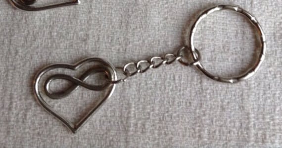 Unendliche Liebe Keychain Antiqued Silber von Sheilasattic