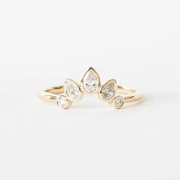 14K Gold Moissanite Band, Birnen Lünette Set Stacking Ring, Perfekt Für Verlobung Oder Jubiläumsgeschenk, Kurve Ehering von Shejewelryofficial