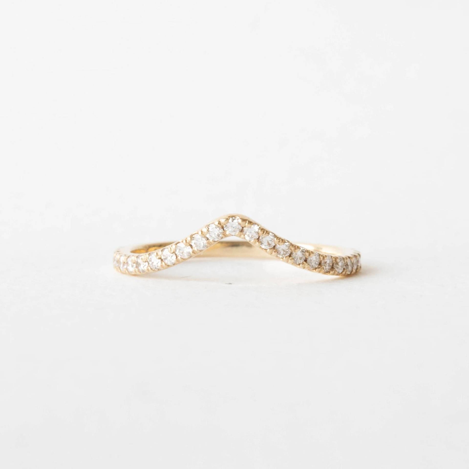 14K Solid Gold Chevron Ehering, Rundschnitt Moissanite Halb Eternity Band, Ideal Für Brautjungfer Geschenk, Elegant Gebogen Ehering von Shejewelryofficial