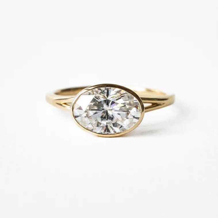 Eleganter Ovaler Moissanite Diamant Ring, 14K Gelbgold Lünette Set, Einzigartiger Ehering Oder Jahrestagsgeschenk von Shejewelryofficial