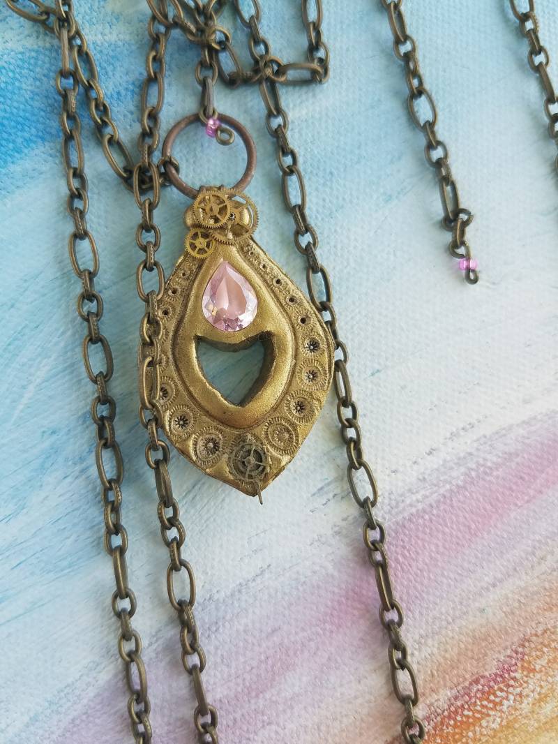 Steampunk Goldene Halskette Mit Zahnrädern/Zähne Ketten, Tropfenform Rosa Gem Stein Aus Fimo Steampunk Goldene Halskette Mit Zahnrädern/Zähne Ketten, Tropfenform Rosa Gem Stein Aus Fimo von ShelbyUnderdahl