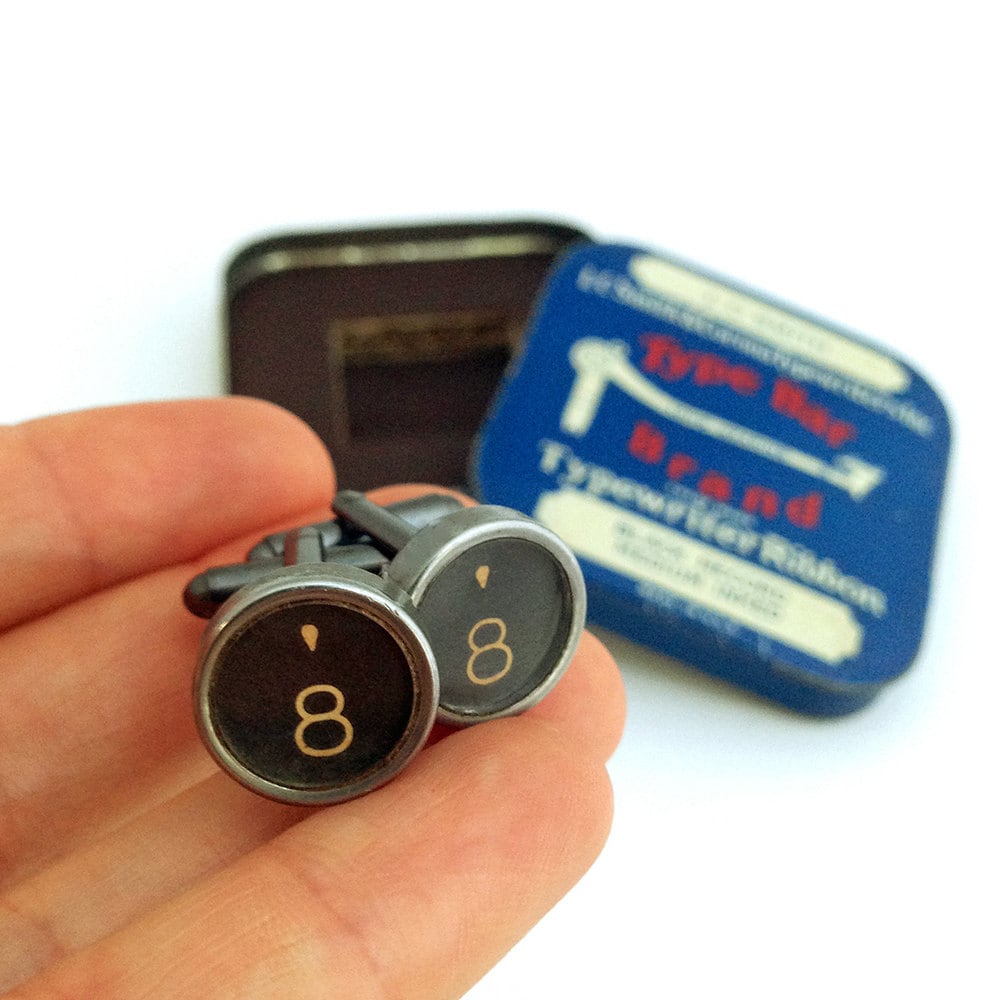 Schwarze Achter - Schreibmaschinentaste Manschettenknöpfe in Vintage Blechdose Schwarze Achter - Schreibmaschinentaste Manschettenknöpfe in Vintage Blechdose von Shelbyville