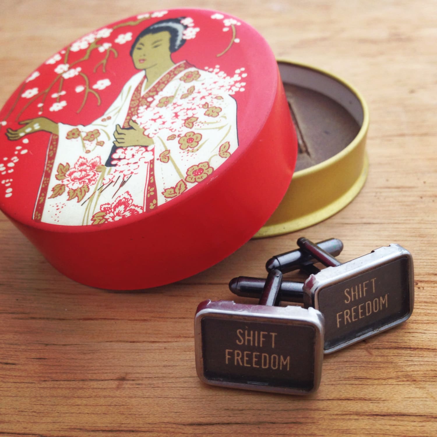 Shift Freedom Tasten - Vintage Royal Schreibmaschinentaste Manschettenknöpfe in Blechdose von Shelbyville