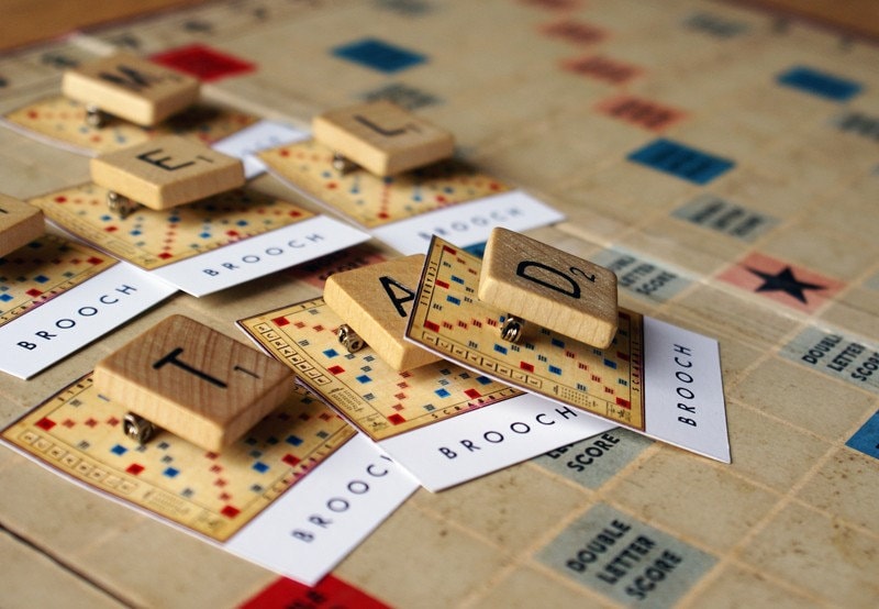 Vintage Holz Scrabble Fliesen Brosche von Shelbyville