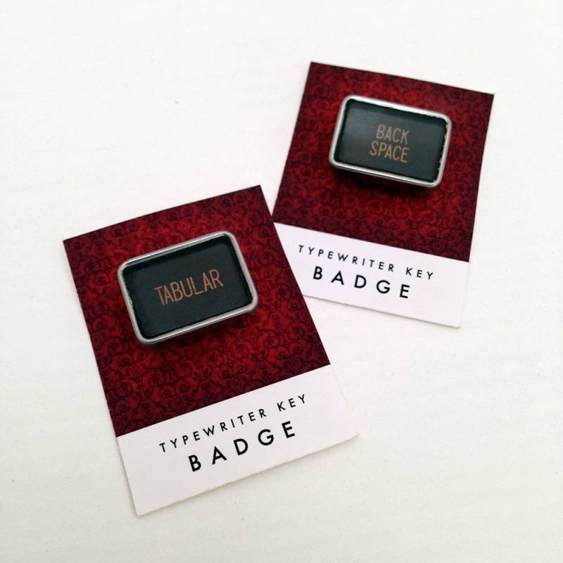 Vintage Schreibmaschinen-Taste Abzeichen - Tabular Oder Back Space-Taste von Shelbyville