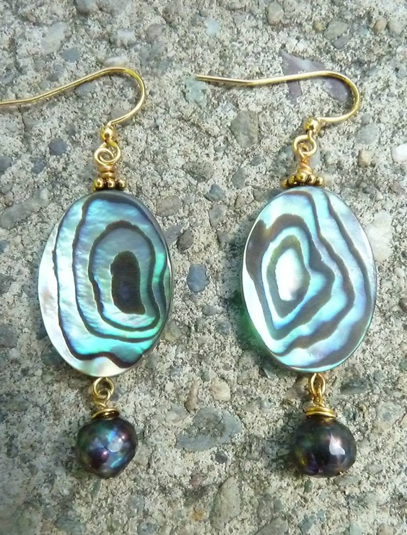 Abalone Und Gold Ohrringe Mit Peacock Perlen von ShellDanceDesigns