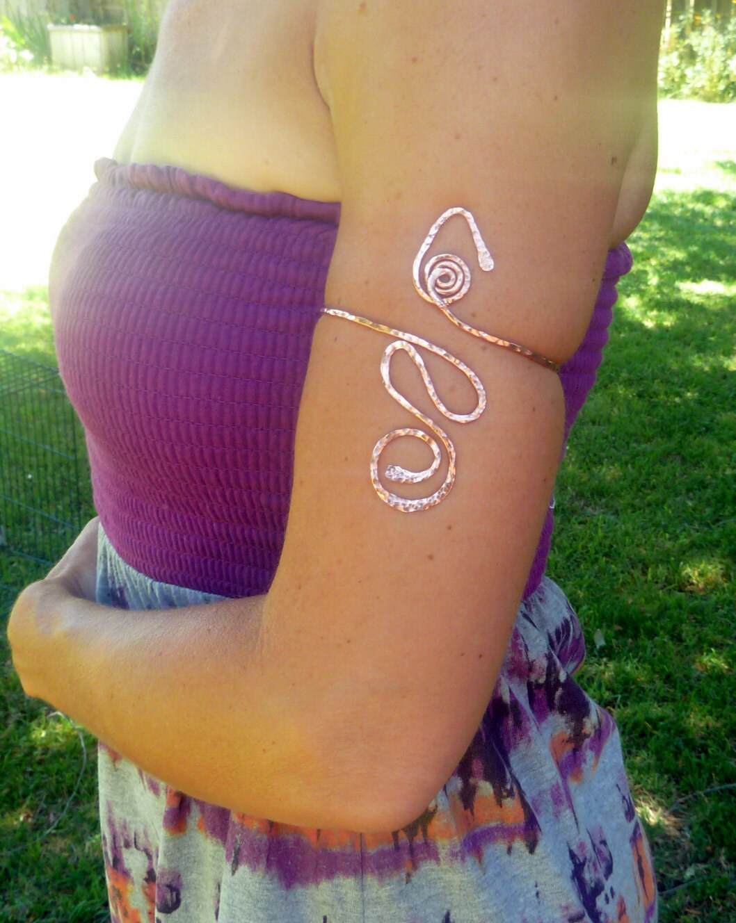 Einzigartiges Gehämmertes Boho Armband von ShellDanceDesigns