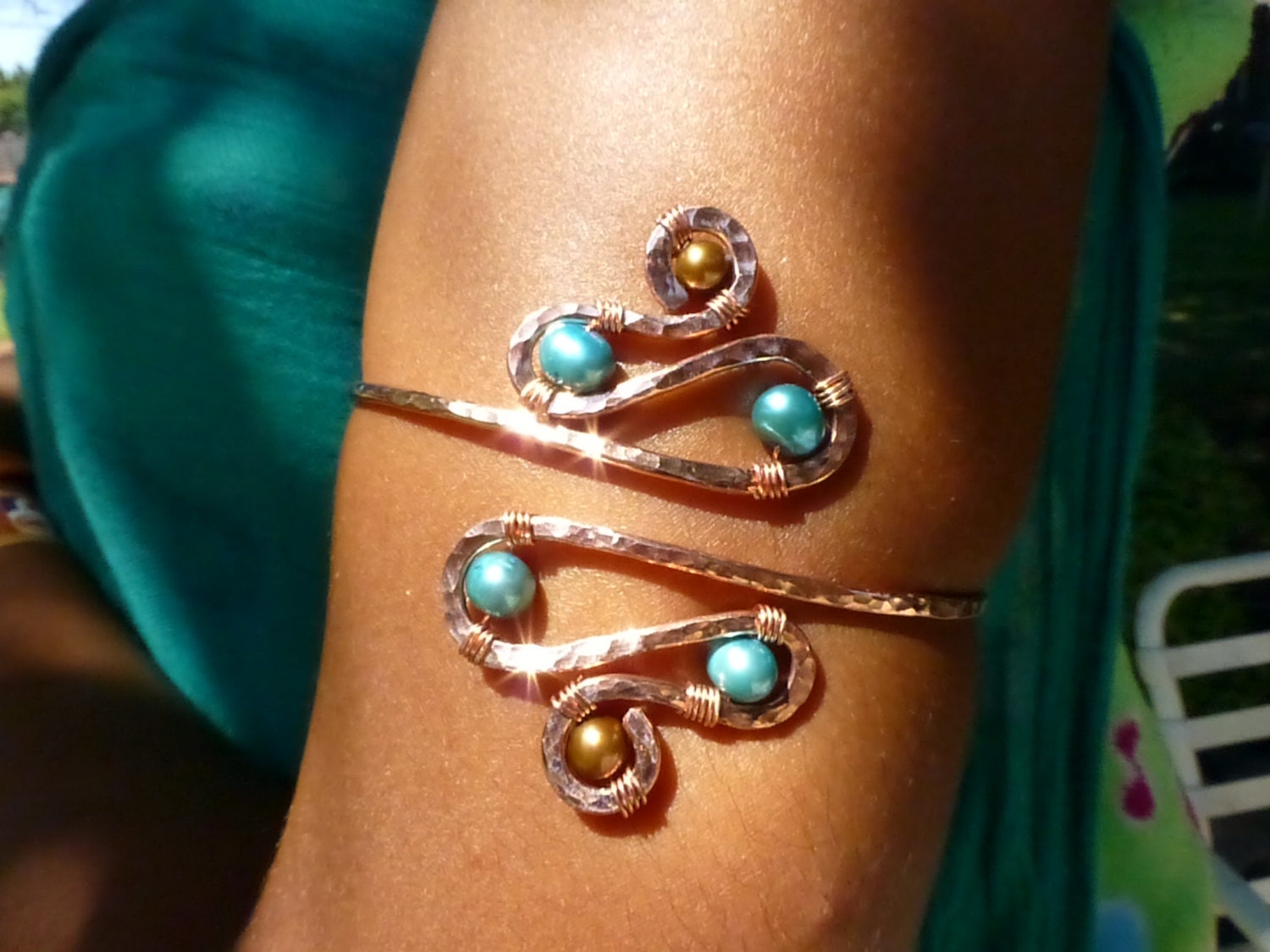 Handgefertigte Armstulpe Mit Türkis & Süßwasserperlen Draht Gewickelt Oberarm Armband Boho Göttin Festival Schmuck Personalisierbar von ShellDanceDesigns