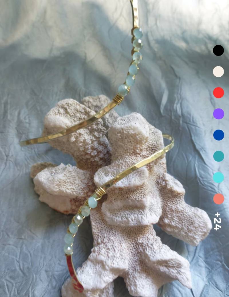 Personalisierte Goldene Oberarm-Manschette Mit Perlen Handgefertigte Drahtwickel-Armband Schlichter Sommerschmuck von ShellDanceDesigns