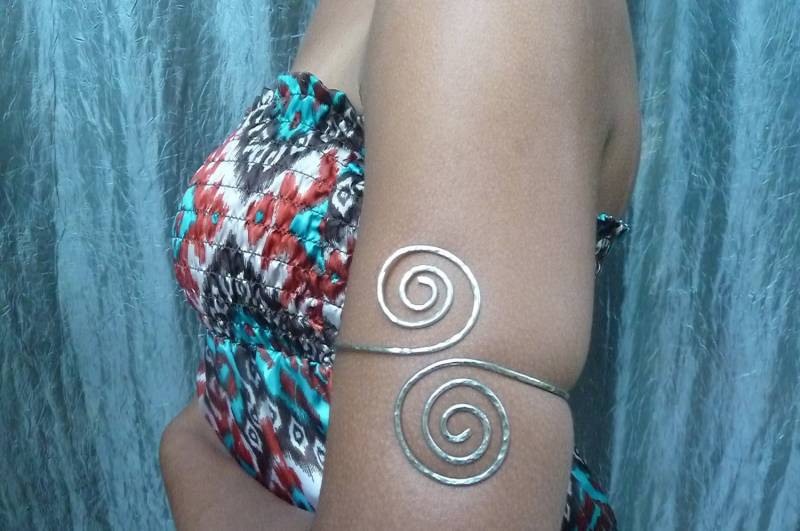 Plus Size - Grecian Swirl Arm Manschette Gehämmertes Band Armreif von ShellDanceDesigns