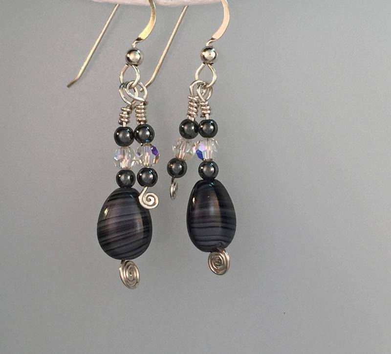 Ohrringe Aus Sterlingsilber Und Drahtgewickelten Perlen Ohrringe Aus Sterlingsilber Und Drahtgewickelten Perlen von ShellaBDesigns