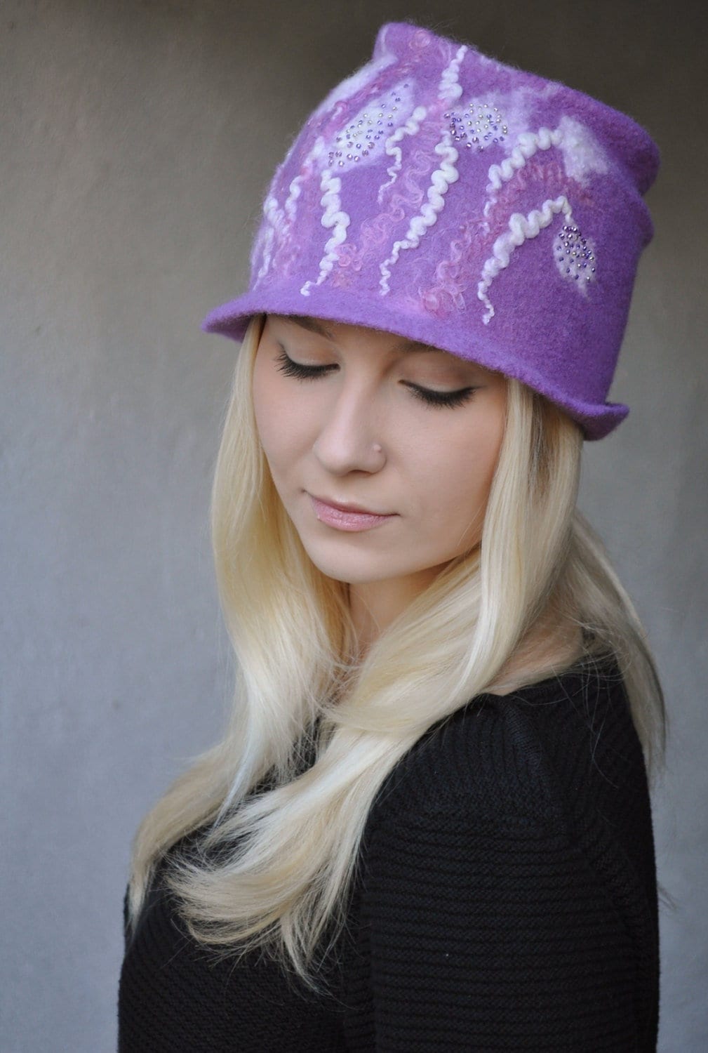 Filzhut Cloche in Lila Merinowolle Bestickte Kappe Filzhut Cloche in Lila Merinowolle Bestickte Kappe von ShellenD