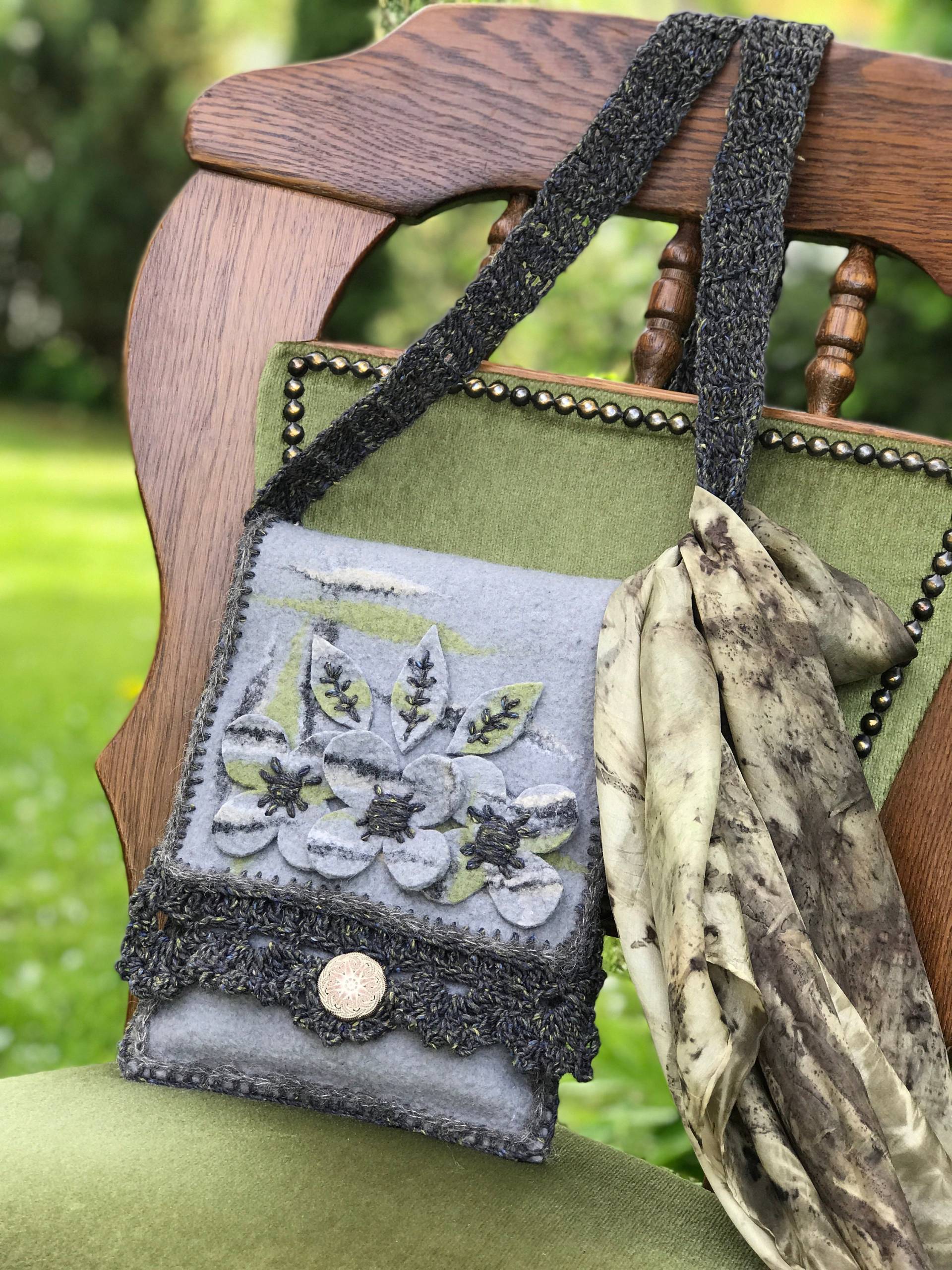 Gefilzte Handtasche Gehäkelte Wolltasche Mit Blumenapplikation Gefilzte Handtasche Gehäkelte Wolltasche Mit Blumenapplikation von ShellenD