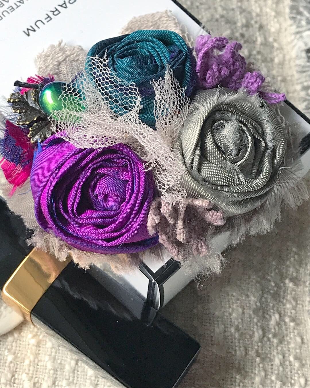 Handgemachte Lila Türkis Seiden Brosche Rose Textilschmuck von ShellenD