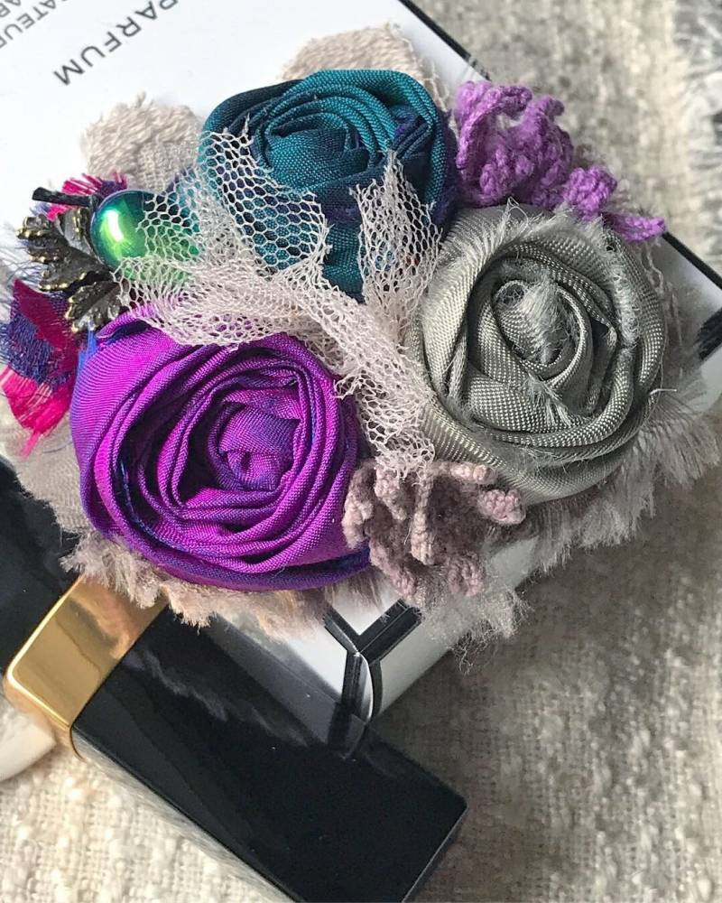 Handgemachte Lila Türkis Seiden Brosche Rose Textilschmuck von ShellenD