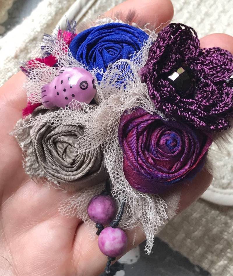 Handgemachte Seiden Brosche Rose Textiler Schmuck Mit Keramik Fisch von ShellenD