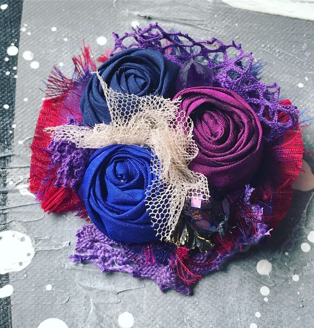 Handgemachte Seiden Brosche Rose Violett Blaue Anstecknadel Mit Roh Amethyst von ShellenD