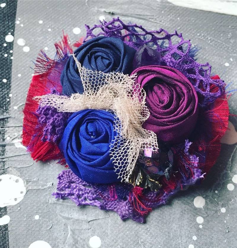 Handgemachte Seiden Brosche Rose Violett Blaue Anstecknadel Mit Roh Amethyst von ShellenD