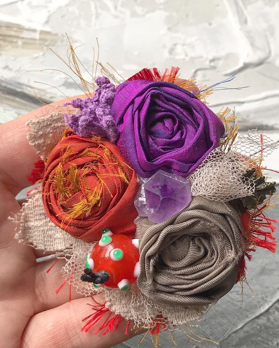 Handgemachte Seidenrose Brosche Lila, Orange, Und Amethyst Akzent von ShellenD