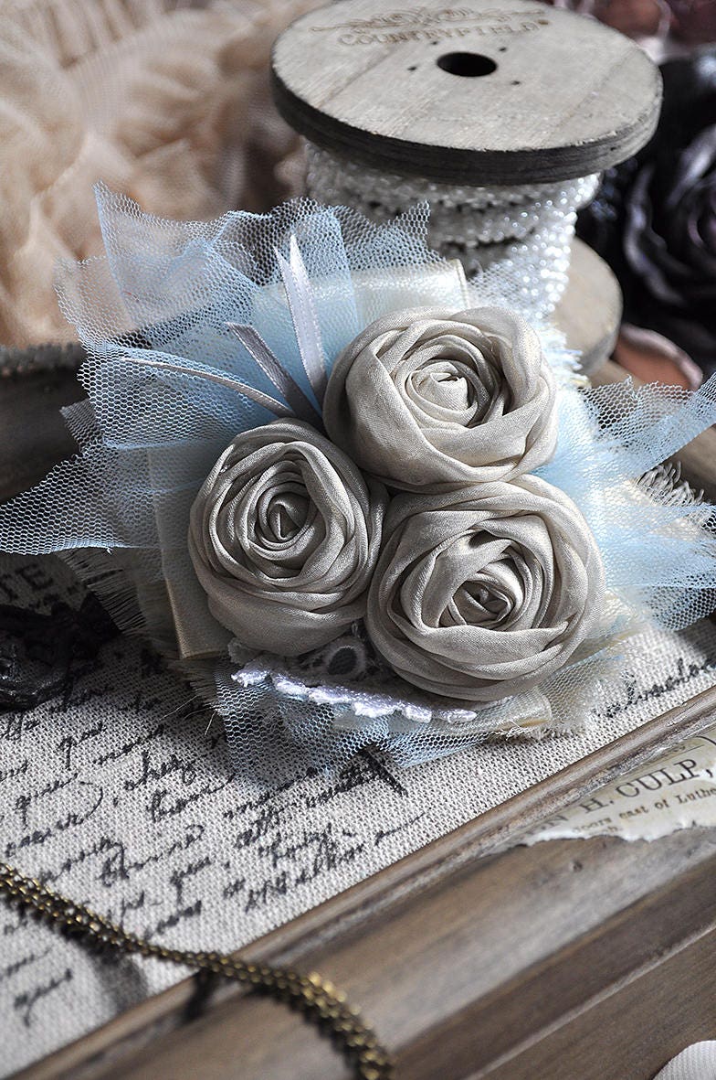 Handgemachte Spitze Blumen Brosche Vintage Stil Textile Rose Rosette Handgemachte Spitze Blumen Brosche Vintage Stil Textile Rose Rosette von ShellenD