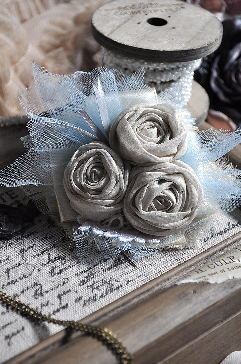 Handgemachte Spitze Blumen Brosche Vintage Stil Textile Rose Rosette von ShellenD