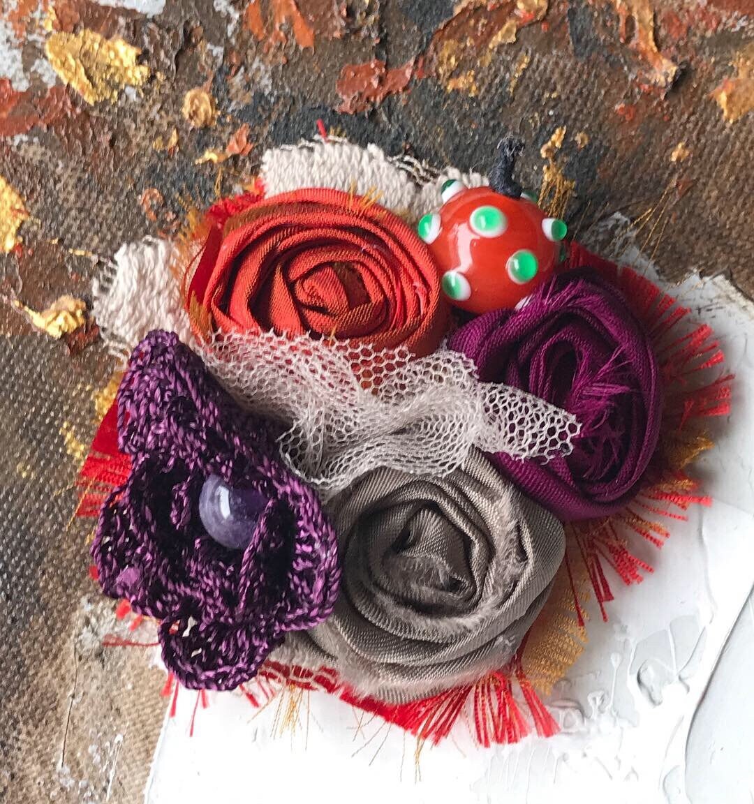 Handgemachte Textil-Rosenbrosche Anstecknadel Aus Violetter, Orangefarbener Seide von ShellenD