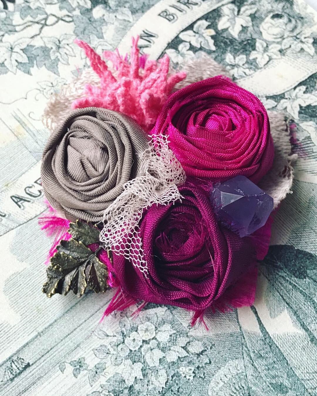 Handgemachte Textil-Rosenbrosche Lila-Pinke Seidenblumen Mit Amethyst von ShellenD
