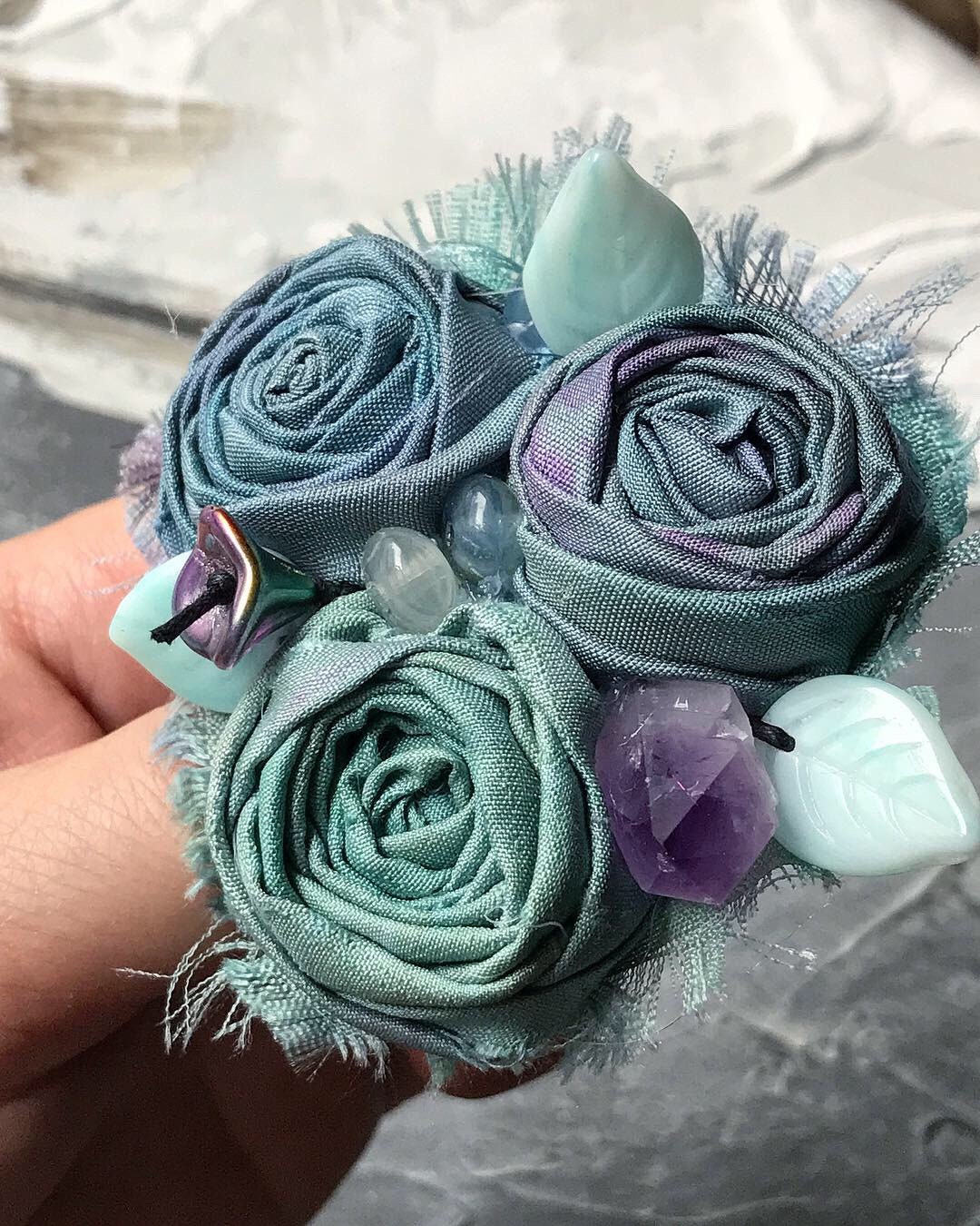 Handgemachte Textil-Rosenbrosche Turquoise, Mint, & Amethyst von ShellenD