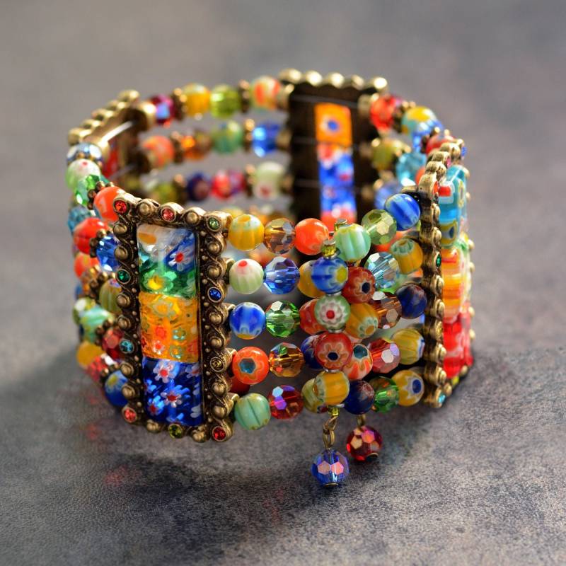 Millefiori Glass Cuff Armband Regenbogen Kristall Perlen Wire Wrap von ShelleyCooperJewelry