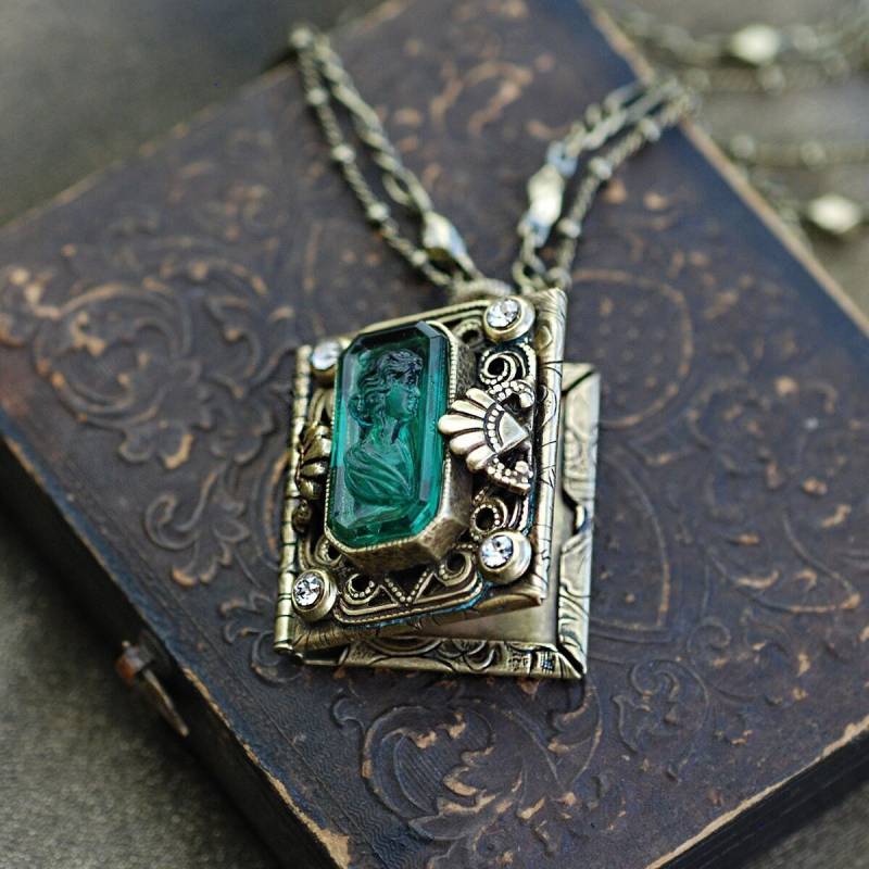 Vintage Style Intaglio Buch Locket Bronze Foto Locket Halskette von ShelleyCooperJewelry