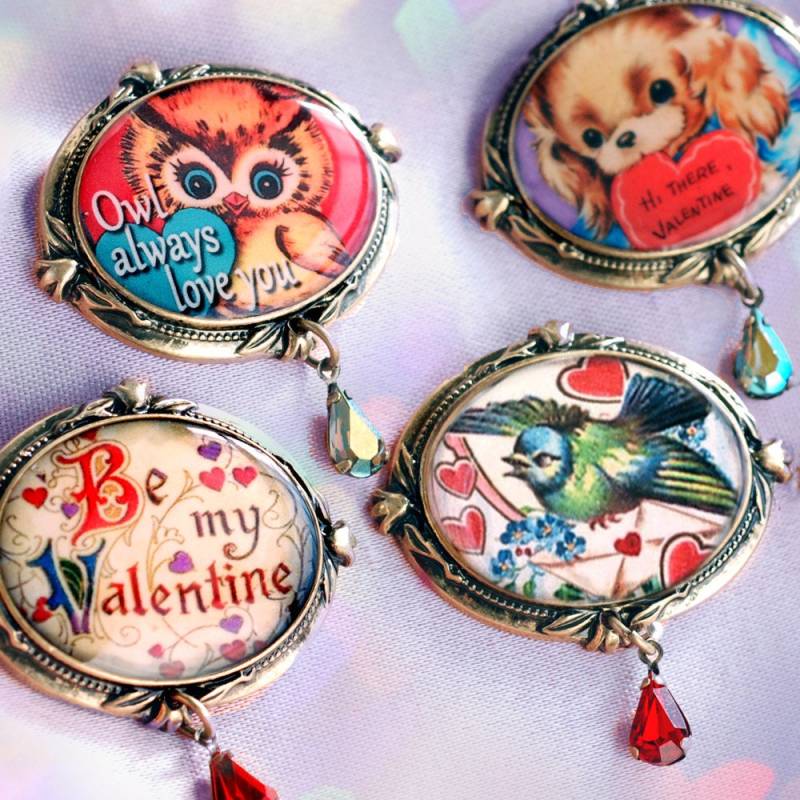 Vintage Valentine Brosche Handgemachte Love Pins, Geschenk Set Vintage Valentine Brosche Handgemachte Love Pins, Geschenk Set von ShelleyCooperJewelry
